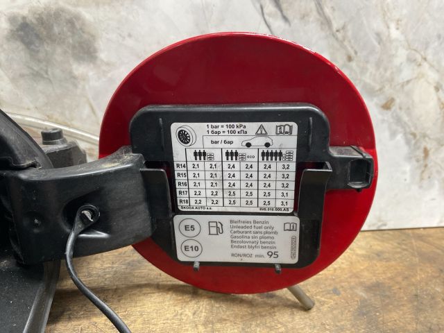 bontott SKODA FABIA III Tankajtó