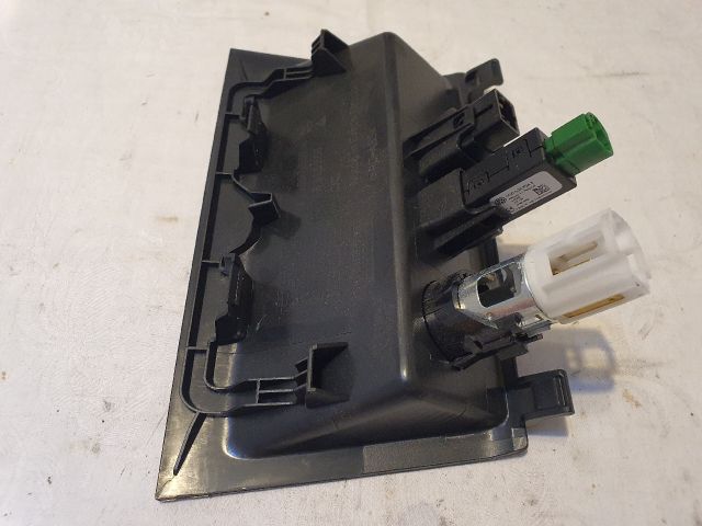 bontott SKODA FABIA III USB Aljzat