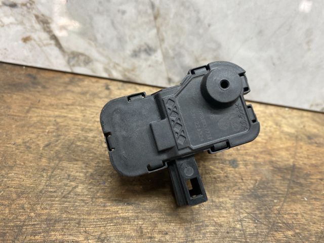 bontott SKODA FABIA III Üzemanyag Betöltő Nyílás Kapcsoló