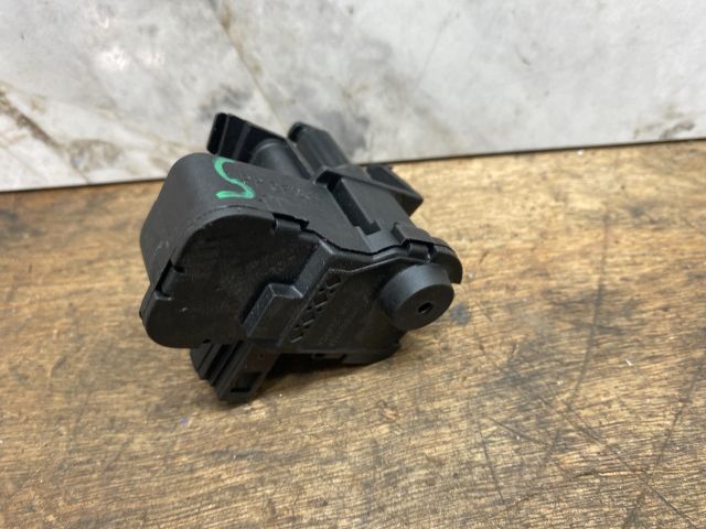 bontott SKODA FABIA III Üzemanyag Betöltő Nyílás Kapcsoló