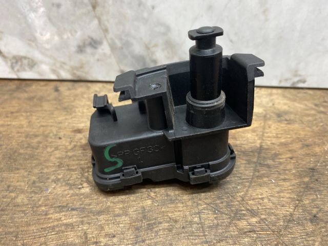 bontott SKODA FABIA III Üzemanyag Betöltő Nyílás Kapcsoló