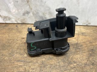 bontott SKODA FABIA III Üzemanyag Betöltő Nyílás Kapcsoló