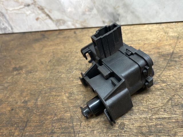 bontott SKODA FABIA III Üzemanyag Betöltő Nyílás Kapcsoló