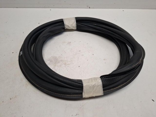 bontott SKODA FABIA IV Jobb hátsó Gumikéder