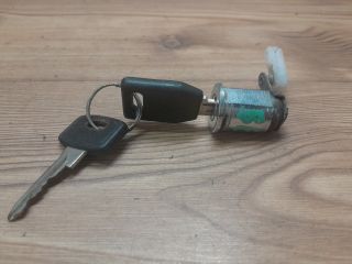 bontott SKODA FAVORIT Bal első Zárbetét