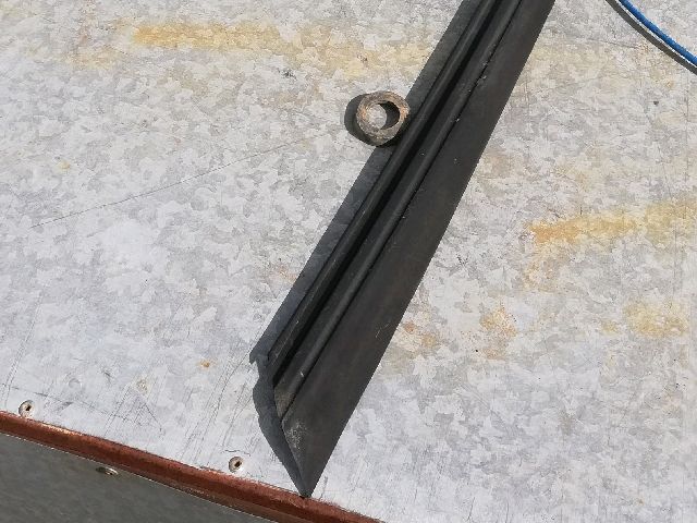 bontott SKODA FAVORIT Első Szélvédő Bal Díszléc