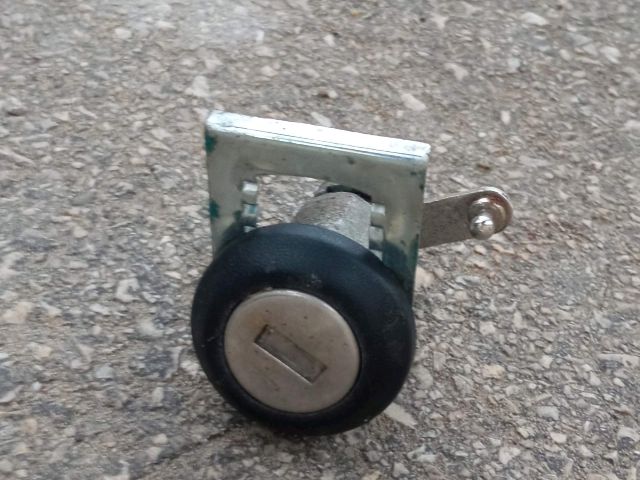 bontott SKODA FELICIA Bal első Zárbetét