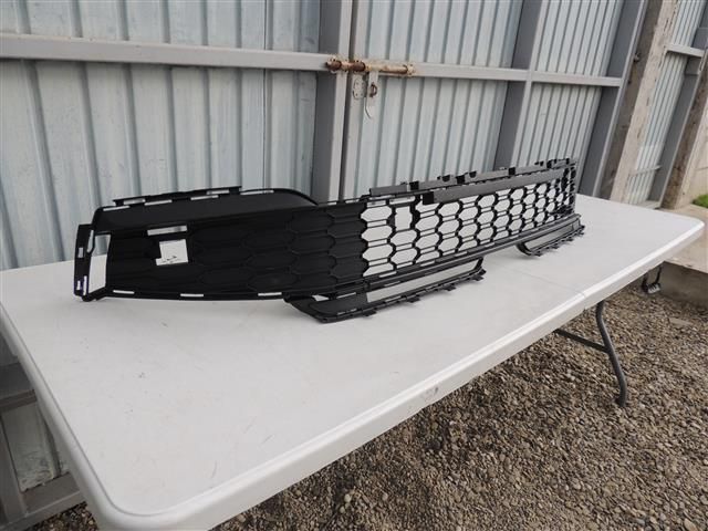 bontott SKODA KAMIQ Hűtőrács