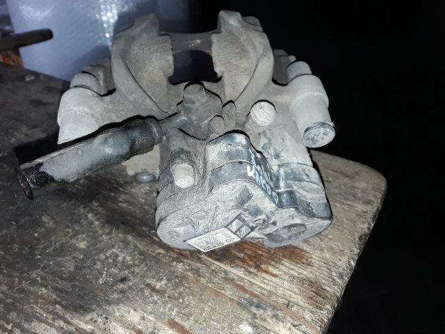 bontott SKODA KAROQ Jobb hátsó Féknyereg Munkahengerrel