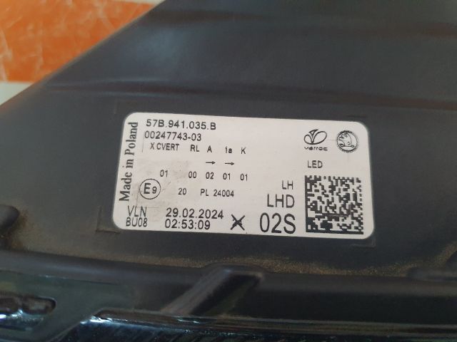 bontott SKODA KAROQ Bal Ledes Fényszóró