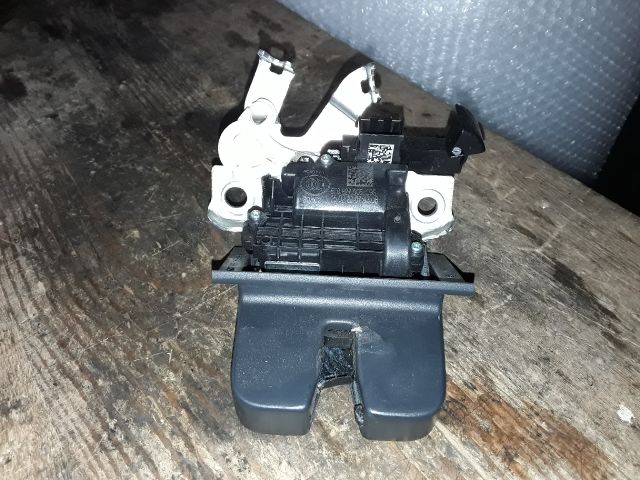 bontott SKODA KAROQ Csomagtérajtó Zárszerkezet