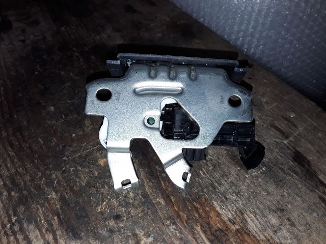 bontott SKODA KAROQ Csomagtérajtó Zárszerkezet