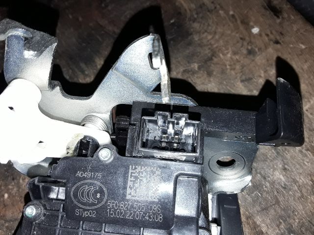 bontott SKODA KAROQ Csomagtérajtó Zárszerkezet