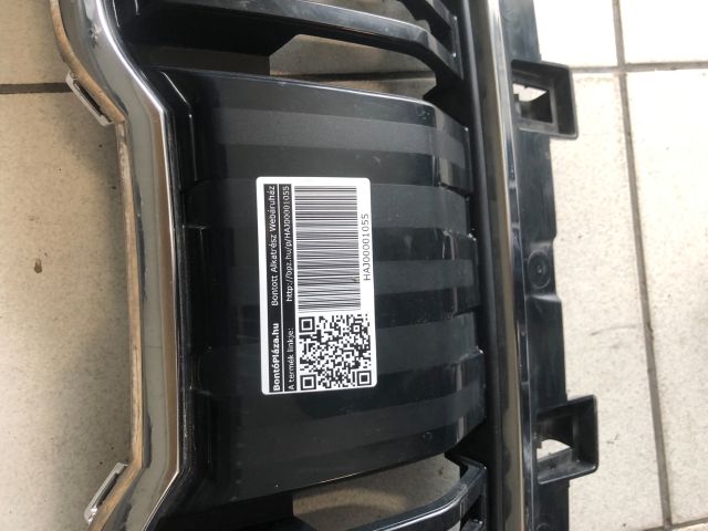 bontott SKODA KAROQ Hűtőrács