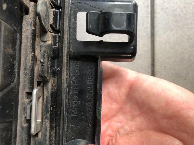 bontott SKODA KAROQ Hűtőrács