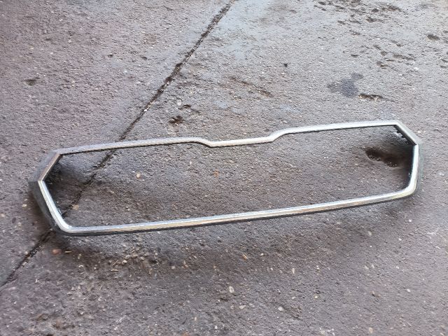 bontott SKODA KAROQ Hűtőrács