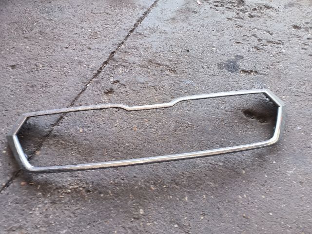 bontott SKODA KAROQ Hűtőrács