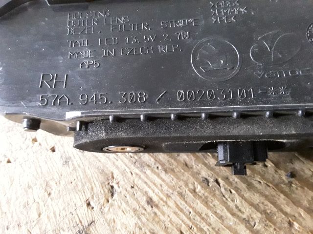 bontott SKODA KAROQ Jobb Belső Hátsó Lámpa