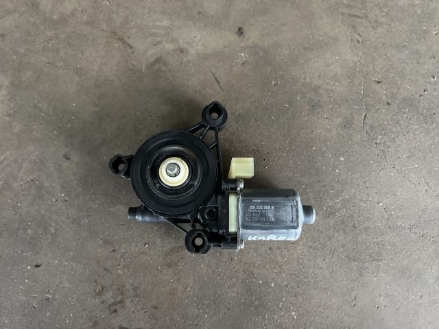 bontott SKODA KAROQ Jobb első Ablakemelő Motor