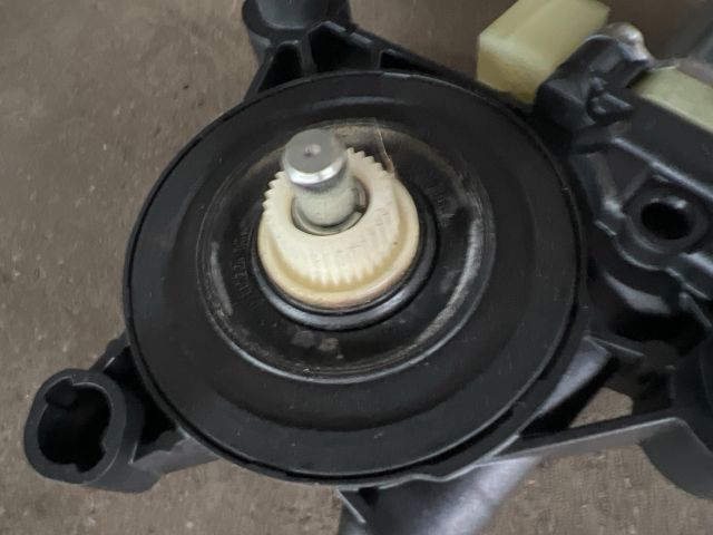 bontott SKODA KAROQ Jobb első Ablakemelő Motor