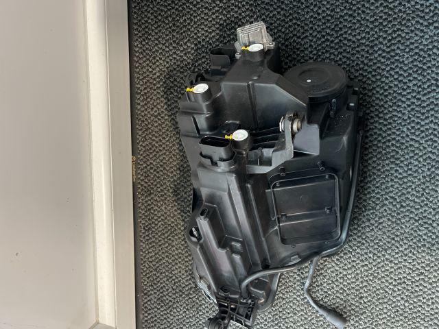 bontott SKODA KAROQ Jobb Fényszóró