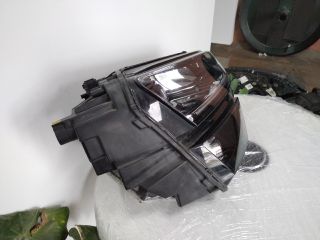 bontott SKODA KAROQ Jobb Fényszóró