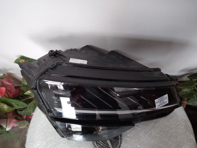 bontott SKODA KAROQ Jobb Fényszóró