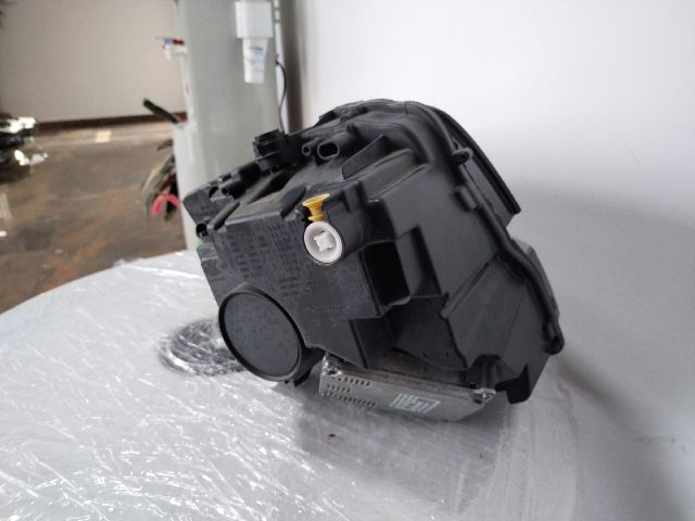 bontott SKODA KAROQ Jobb Fényszóró