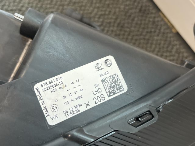 bontott SKODA KAROQ Jobb Fényszóró