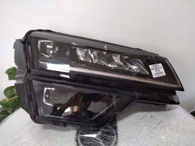 bontott SKODA KAROQ Jobb Fényszóró