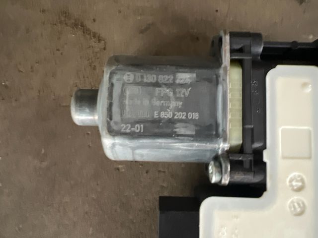 bontott SKODA KAROQ Jobb hátsó Ablakemelő Motor