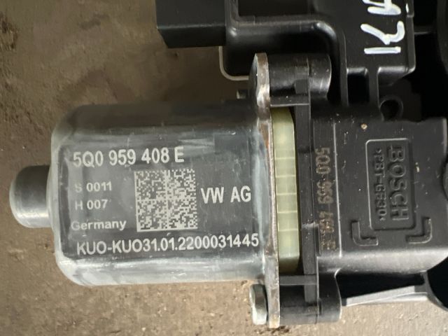 bontott SKODA KAROQ Jobb hátsó Ablakemelő Motor