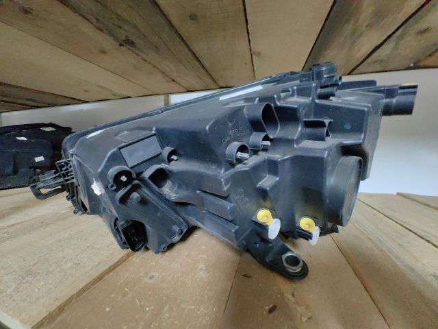 bontott SKODA KAROQ Jobb Ledes Fényszóró