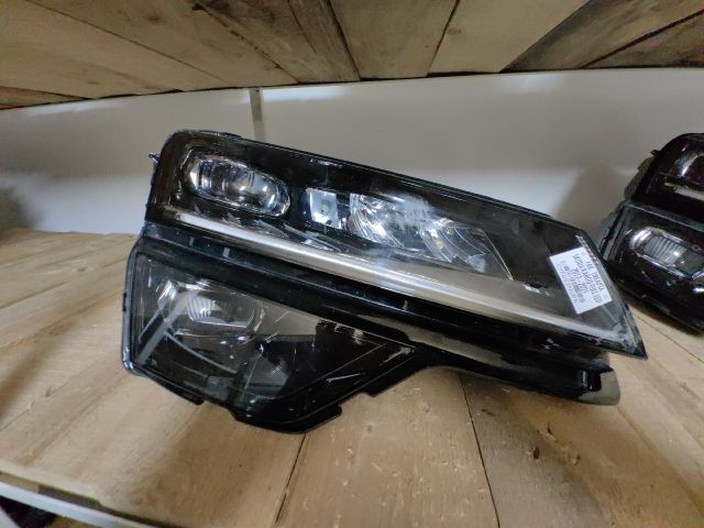 bontott SKODA KAROQ Jobb Ledes Fényszóró