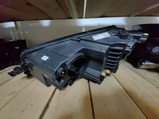 bontott SKODA KAROQ Jobb Ledes Fényszóró