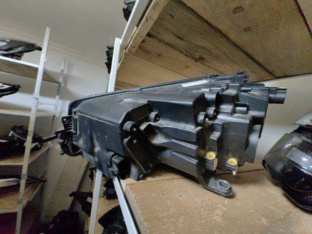 bontott SKODA KAROQ Jobb Ledes Fényszóró