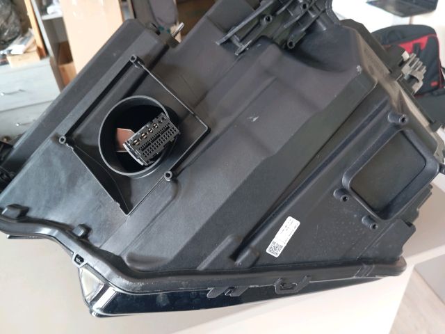 bontott SKODA KAROQ Jobb Ledes Fényszóró