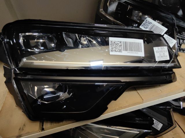 bontott SKODA KAROQ Jobb Ledes Fényszóró