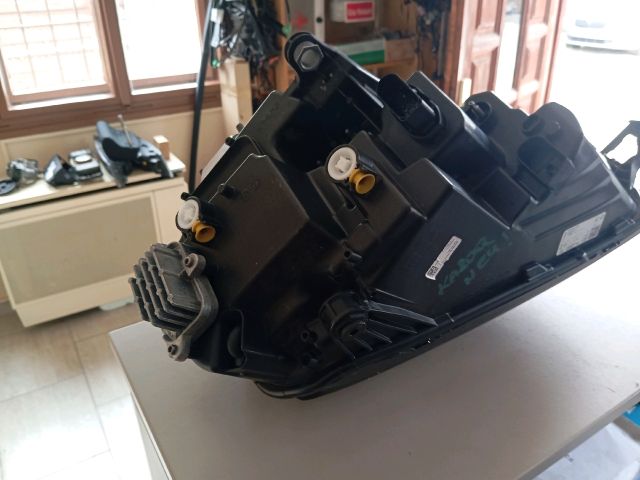 bontott SKODA KAROQ Jobb Ledes Fényszóró