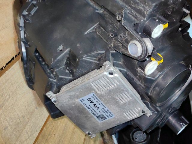 bontott SKODA KAROQ Jobb Ledes Fényszóró