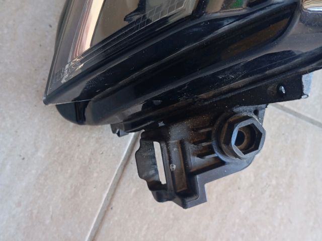 bontott SKODA KAROQ Jobb Ledes Fényszóró