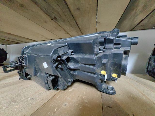 bontott SKODA KAROQ Jobb Ledes Fényszóró