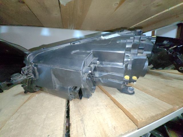 bontott SKODA KAROQ Jobb Ledes Fényszóró