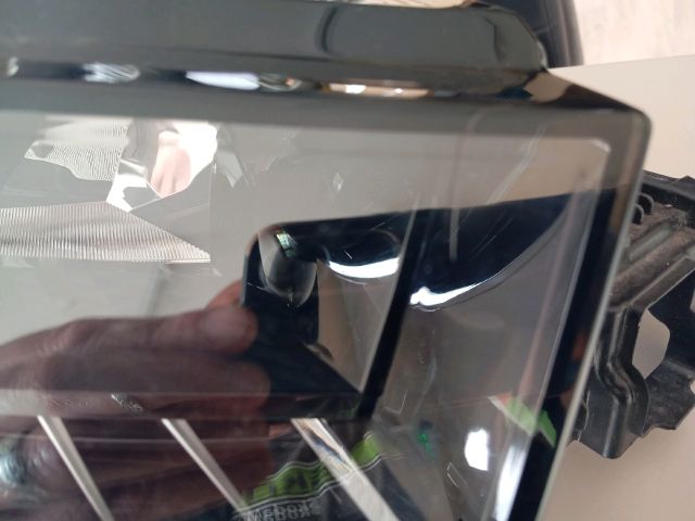 bontott SKODA KAROQ Jobb Ledes Fényszóró