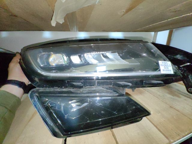 bontott SKODA KAROQ Jobb Ledes Fényszóró