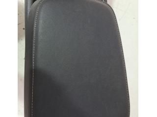 bontott SKODA KAROQ Könyöklő