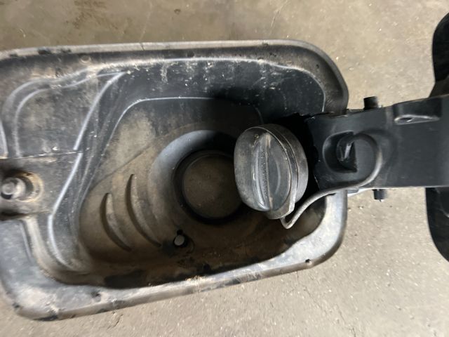 bontott SKODA KAROQ Tankajtó