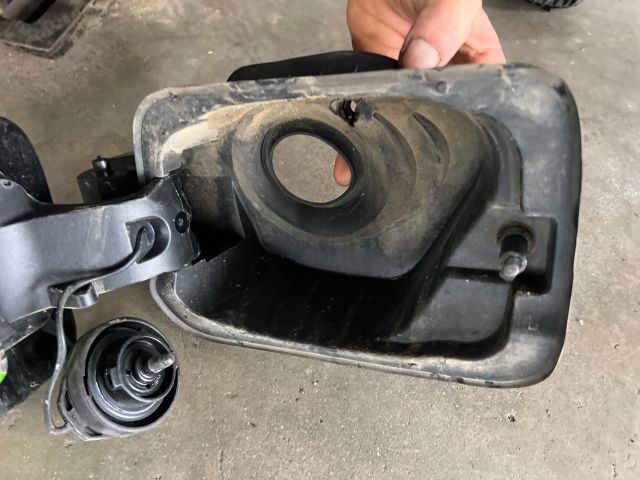 bontott SKODA KAROQ Tankajtó