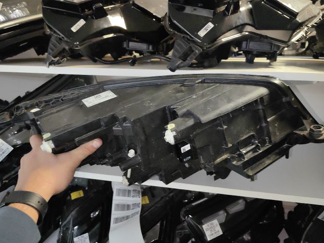 bontott SKODA KODIAQ Bal Ledes Fényszóró