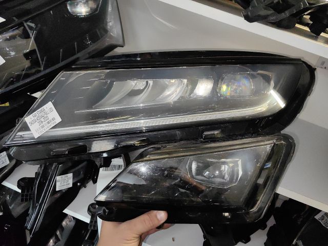 bontott SKODA KODIAQ Bal Ledes Fényszóró